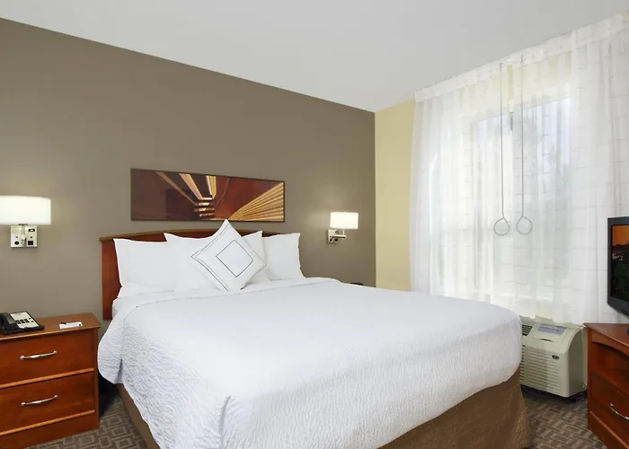 Top Hotels Near Newark Airport with Amenities
